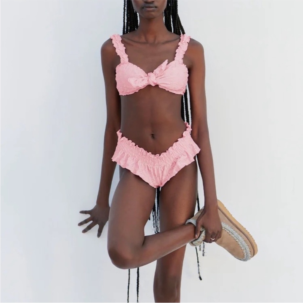 Frankie’s Bikinis Colby Eyelet Shine Bikini Top pink cherry blossom size m
